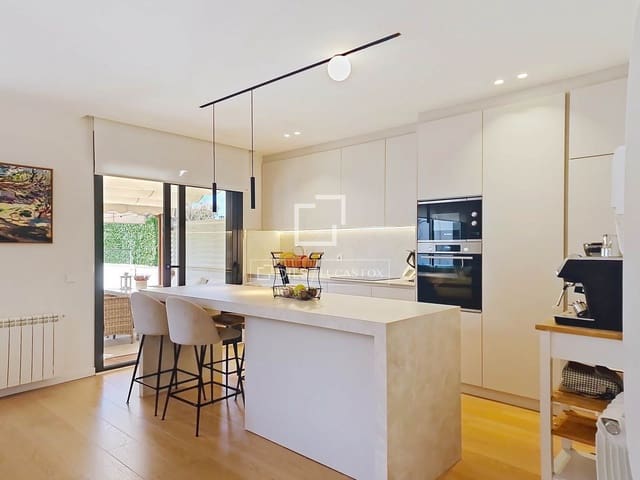 4 makuuhuone Huvila myytävänä paikassa Vilanova i la Geltrú mukana uima-altaan 
autotalli - 519 000 € (Ref: 9694530)