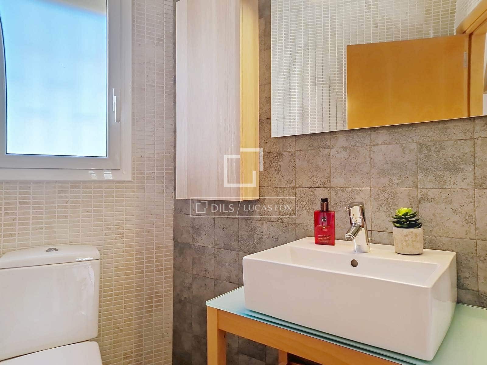 4 makuuhuone Huvila myytävänä paikassa Vilanova i la Geltru mukana uima-altaan 
autotalli - 519 000 € (Ref: 9694530)