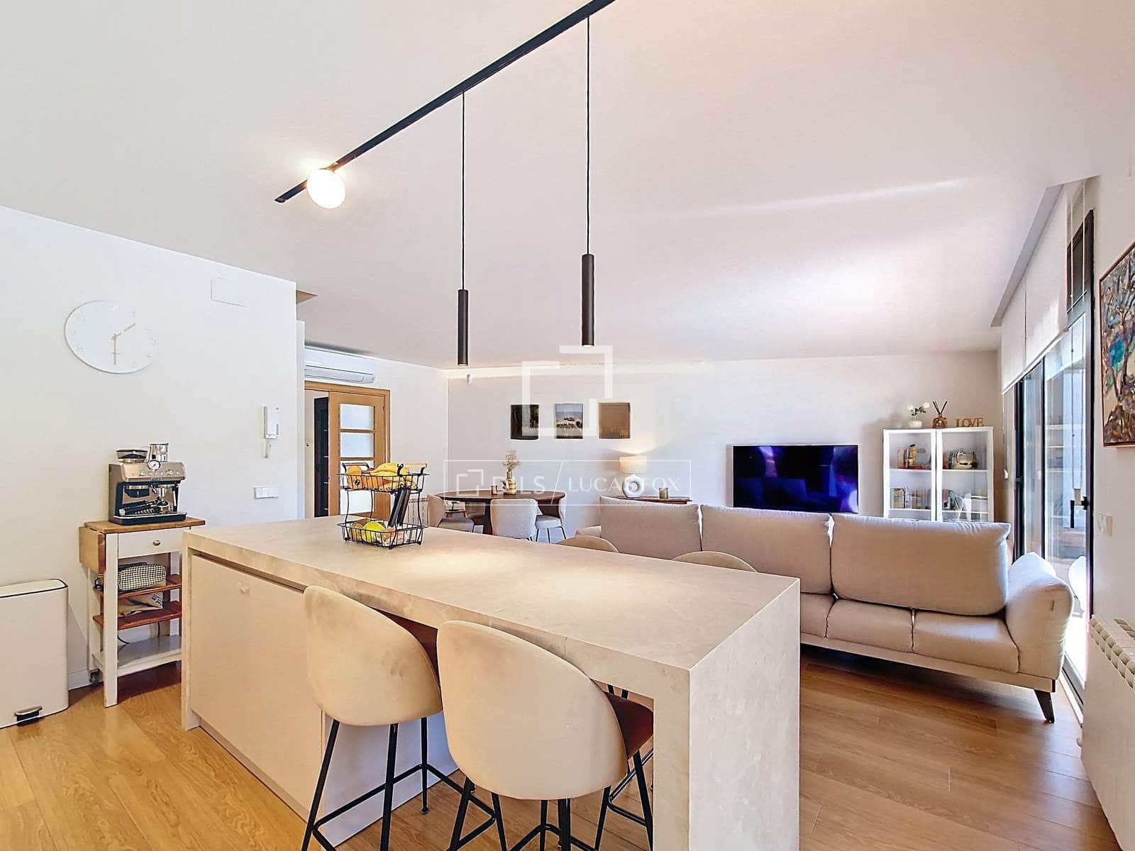 4 makuuhuone Huvila myytävänä paikassa Vilanova i la Geltru mukana uima-altaan 
autotalli - 519 000 € (Ref: 9694530)