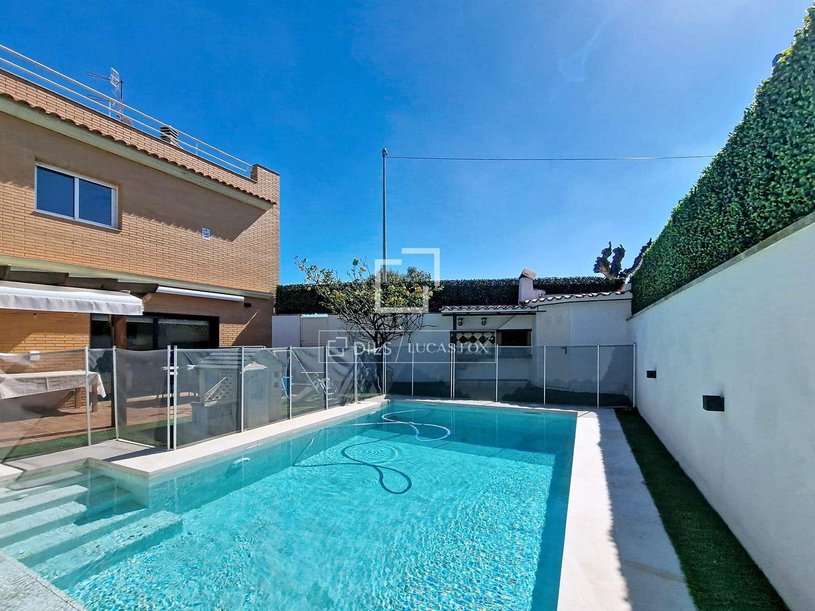 4 makuuhuone Huvila myytävänä paikassa Vilanova i la Geltru mukana uima-altaan 
autotalli - 519 000 € (Ref: 9694530)