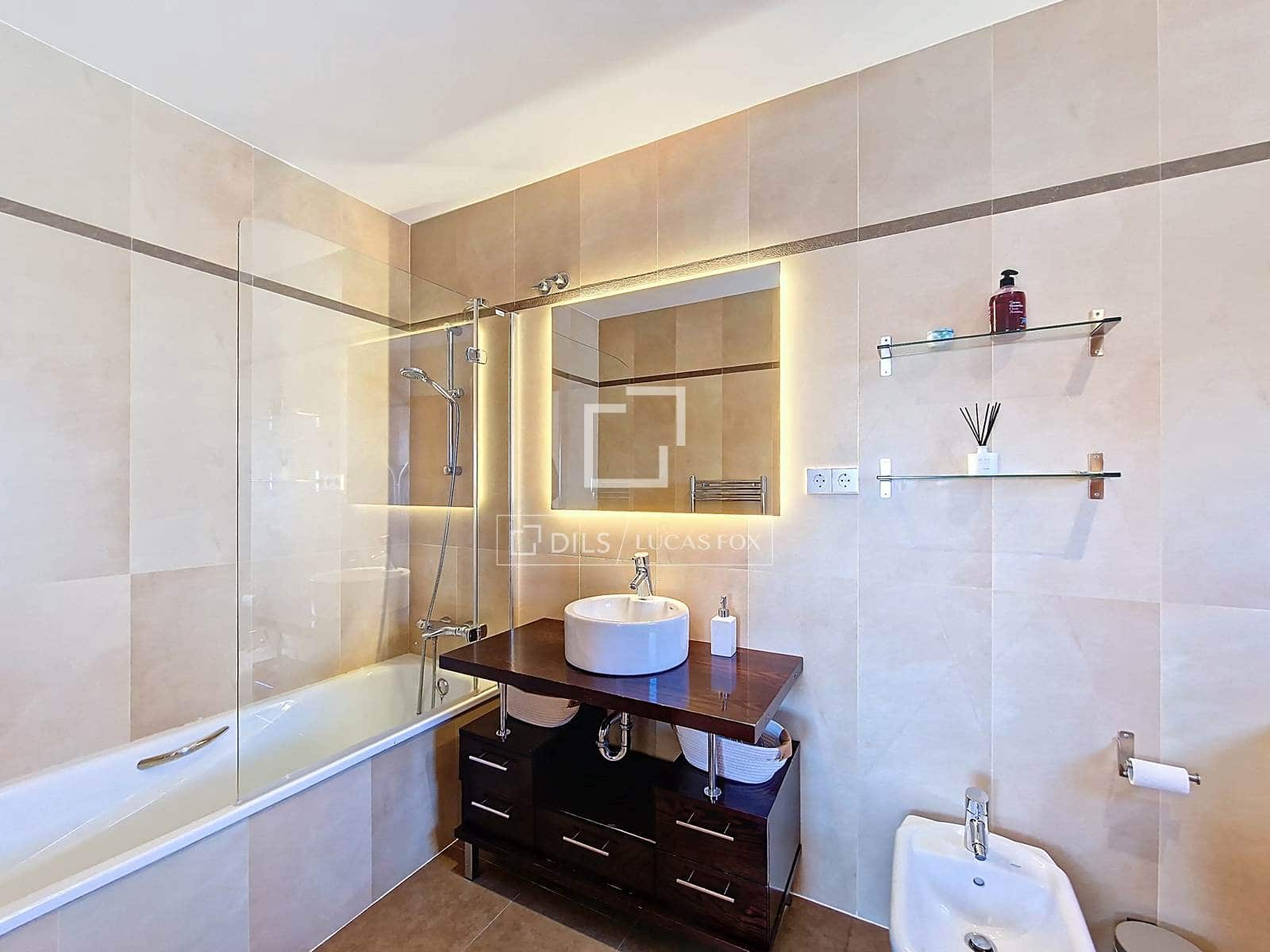 4 makuuhuone Huvila myytävänä paikassa Vilanova i la Geltru mukana uima-altaan 
autotalli - 519 000 € (Ref: 9694530)