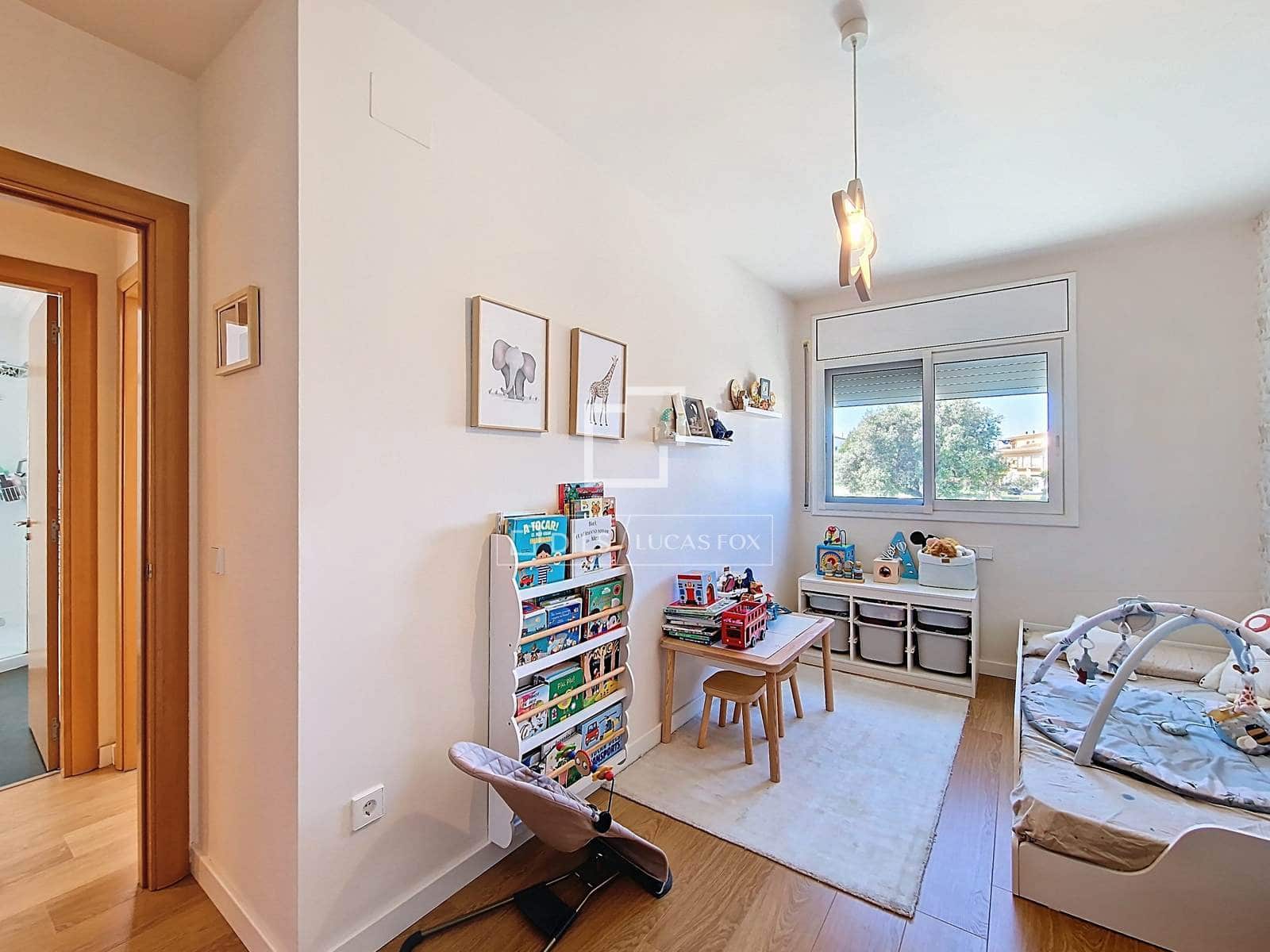 4 makuuhuone Huvila myytävänä paikassa Vilanova i la Geltru mukana uima-altaan 
autotalli - 519 000 € (Ref: 9694530)