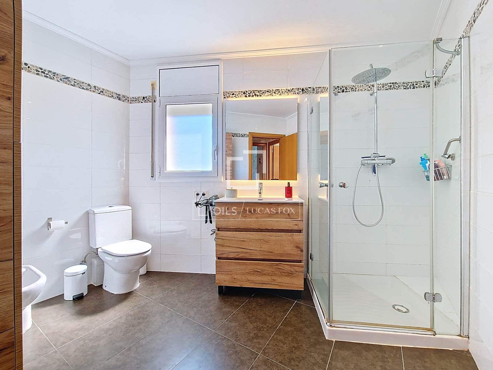 4 makuuhuone Huvila myytävänä paikassa Vilanova i la Geltru mukana uima-altaan 
autotalli - 519 000 € (Ref: 9694530)