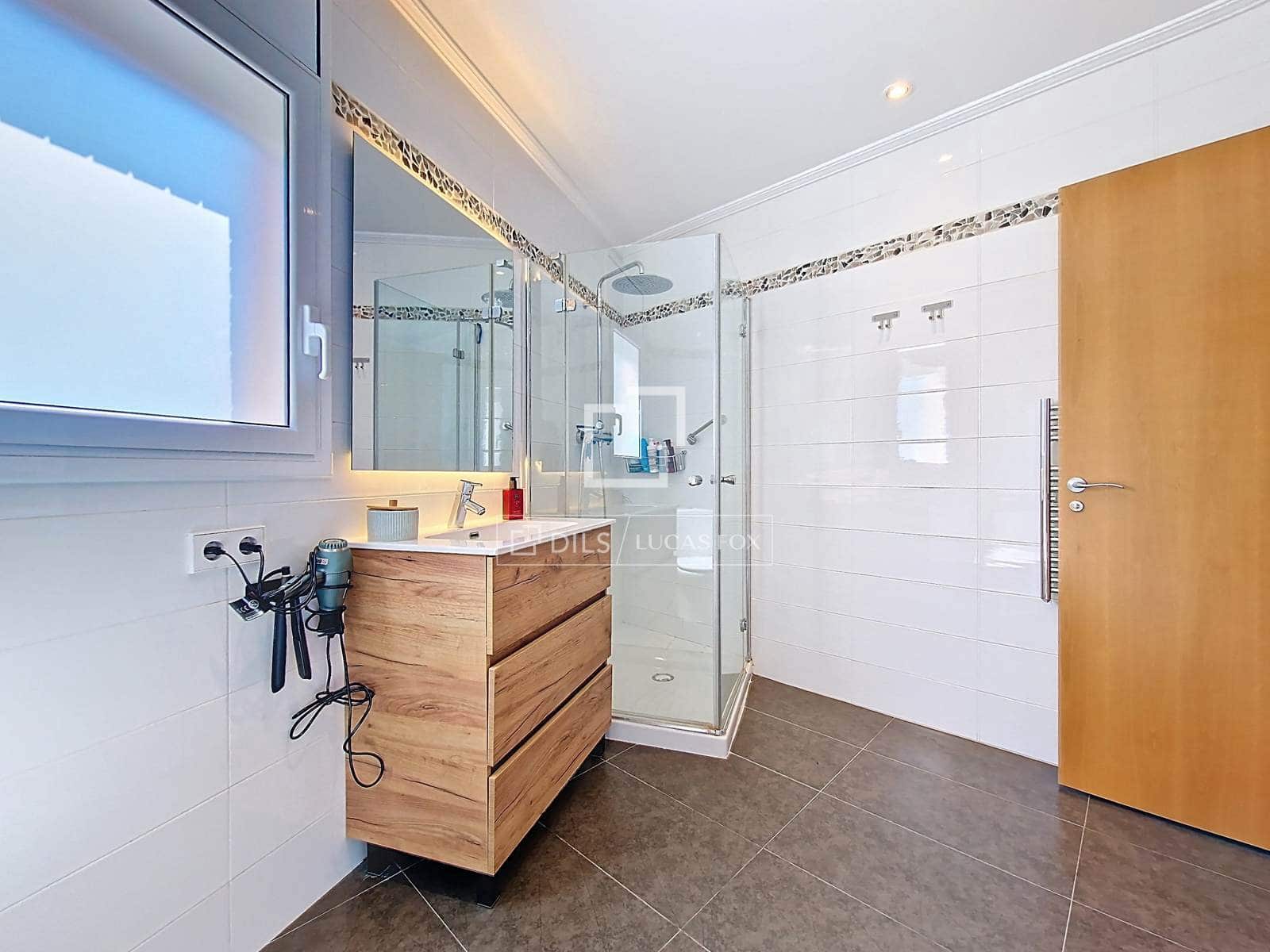 4 makuuhuone Huvila myytävänä paikassa Vilanova i la Geltru mukana uima-altaan 
autotalli - 519 000 € (Ref: 9694530)