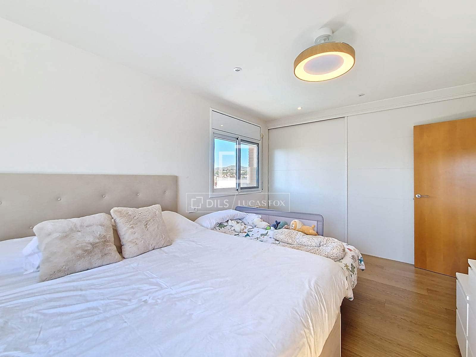 4 makuuhuone Huvila myytävänä paikassa Vilanova i la Geltru mukana uima-altaan 
autotalli - 519 000 € (Ref: 9694530)