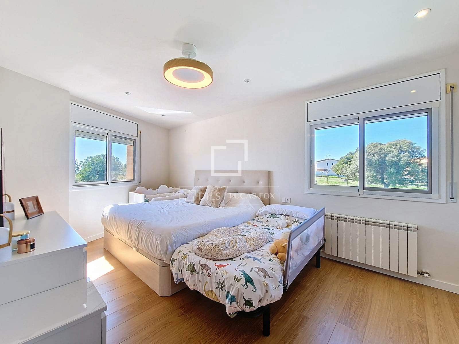 4 makuuhuone Huvila myytävänä paikassa Vilanova i la Geltru mukana uima-altaan 
autotalli - 519 000 € (Ref: 9694530)