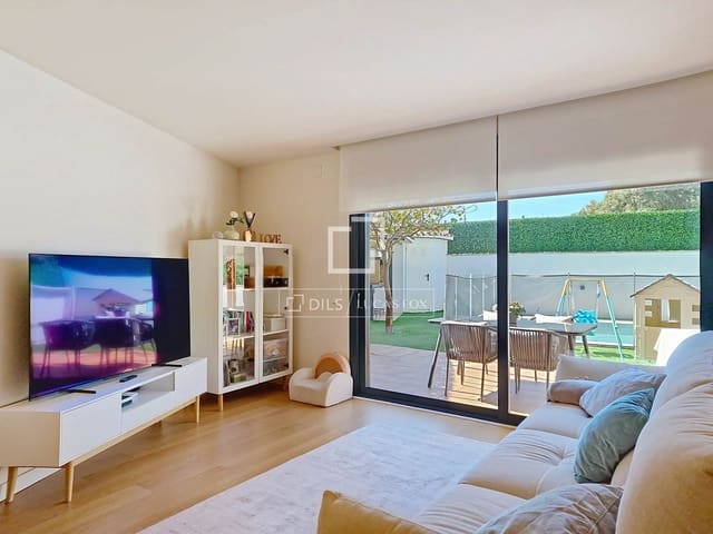 4 makuuhuone Huvila myytävänä paikassa Vilanova i la Geltrú mukana uima-altaan 
autotalli - 519 000 € (Ref: 9694530)