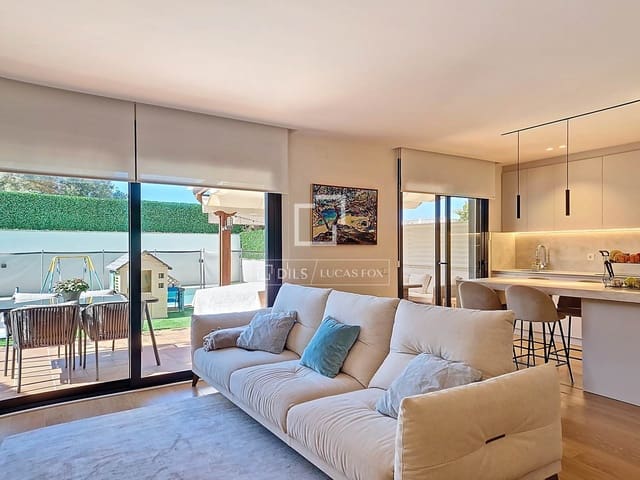 4 makuuhuone Huvila myytävänä paikassa Vilanova i la Geltrú mukana uima-altaan 
autotalli - 519 000 € (Ref: 9694530)