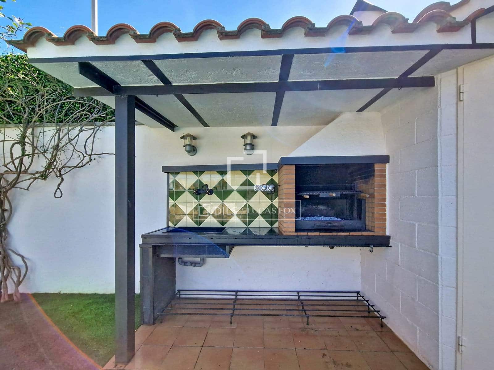 4 makuuhuone Huvila myytävänä paikassa Vilanova i la Geltru mukana uima-altaan 
autotalli - 519 000 € (Ref: 9694530)