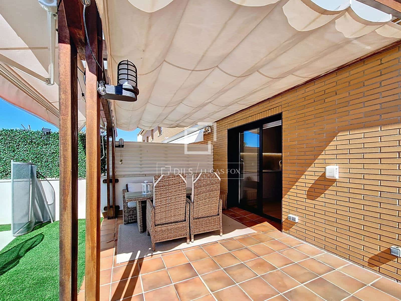 4 makuuhuone Huvila myytävänä paikassa Vilanova i la Geltru mukana uima-altaan 
autotalli - 519 000 € (Ref: 9694530)