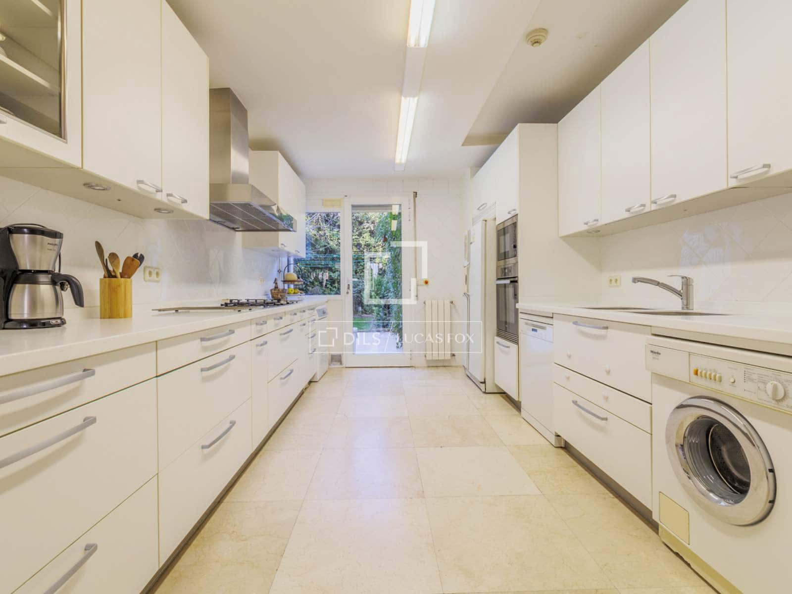 5 bedroom Villa for sale in Madrid city with garage - € 3,700,000 (Ref: 9696626)