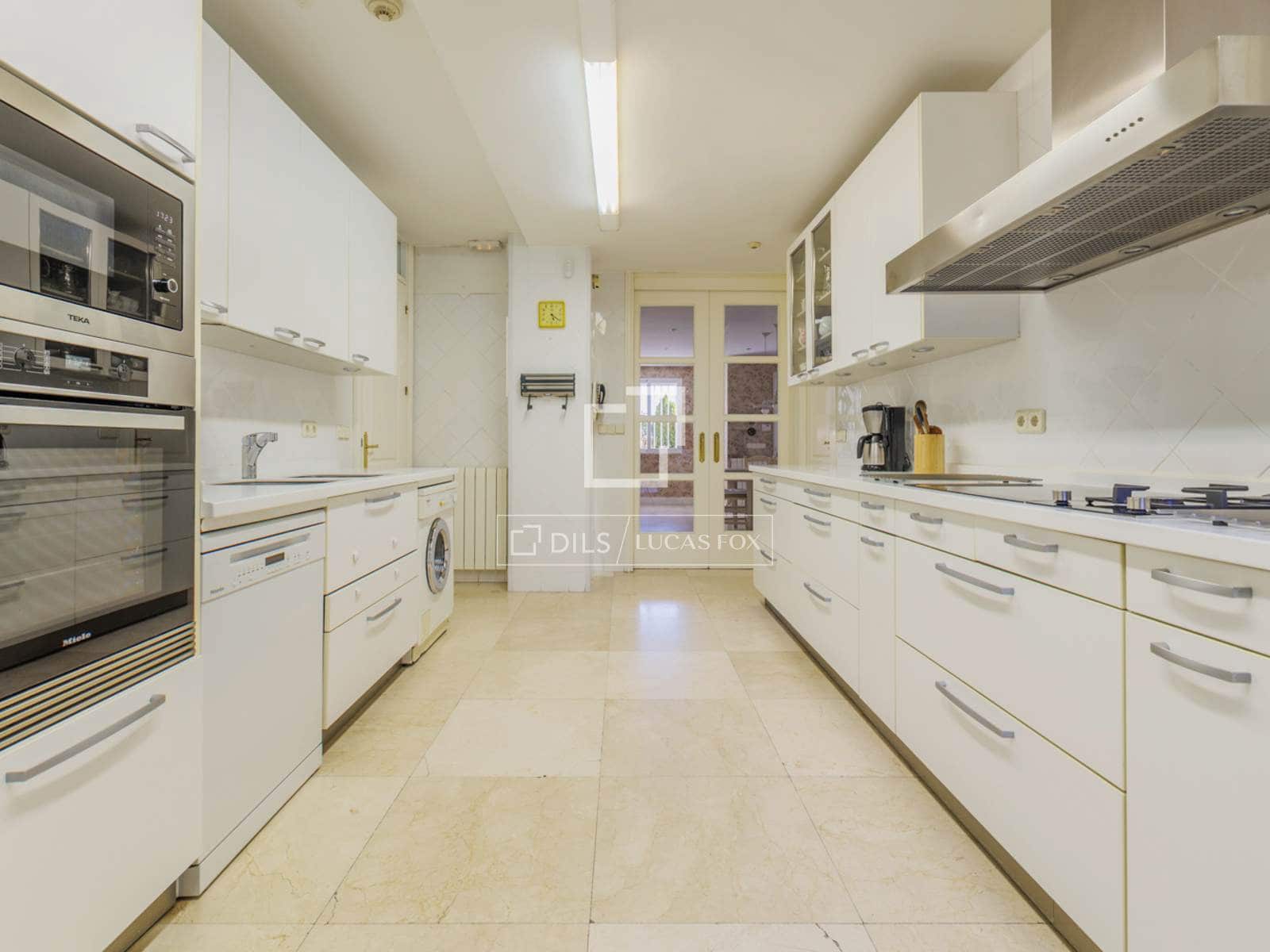 5 bedroom Villa for sale in Madrid city with garage - € 3,700,000 (Ref: 9696626)