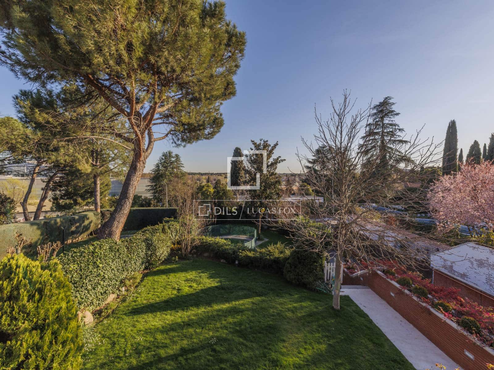 5 bedroom Villa for sale in Madrid city with garage - € 3,700,000 (Ref: 9696626)