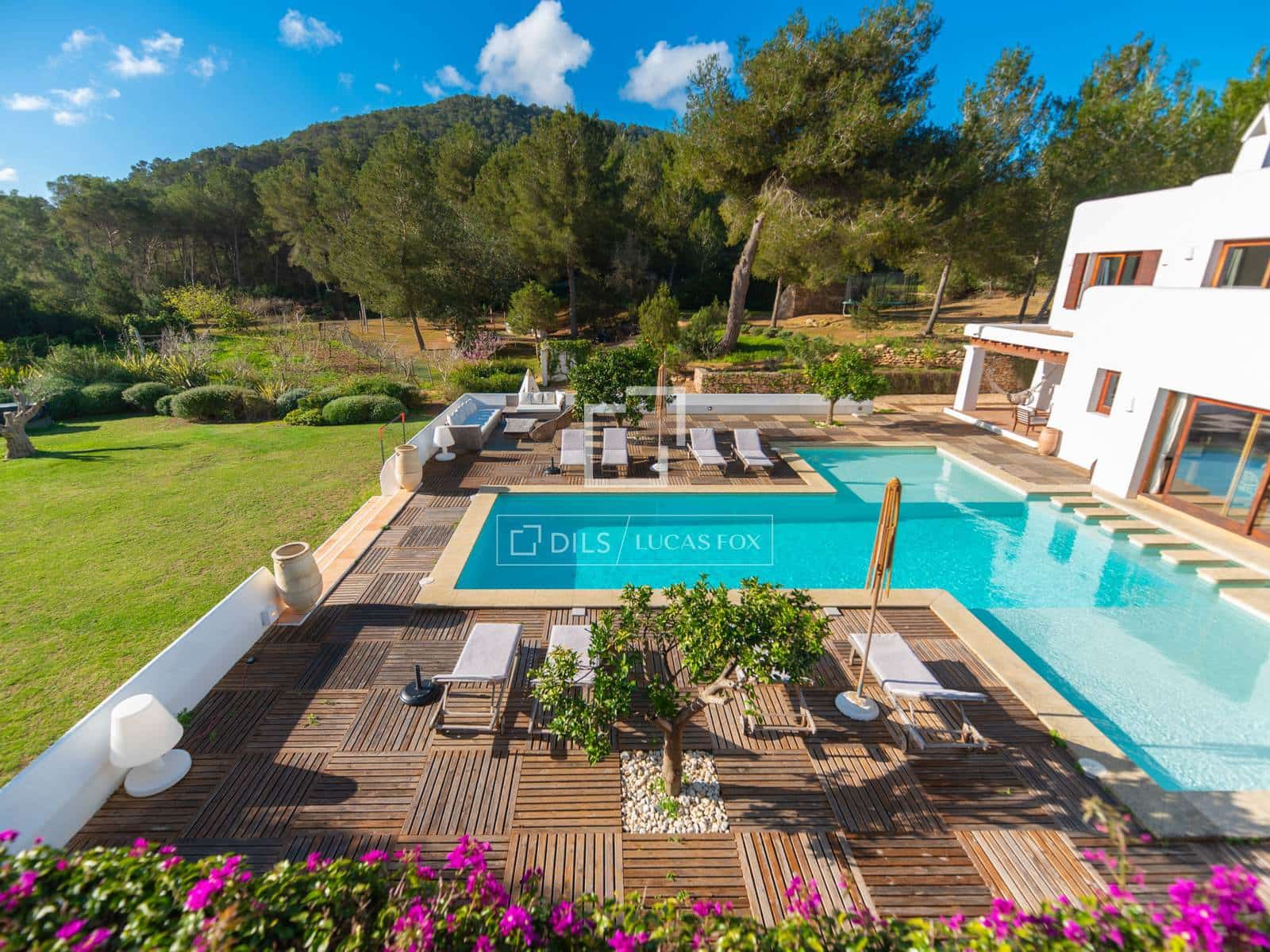 5 bedroom Villa for sale in Nuestra Senora de Jesus with pool garage - € 8,200,000 (Ref: 9696867)