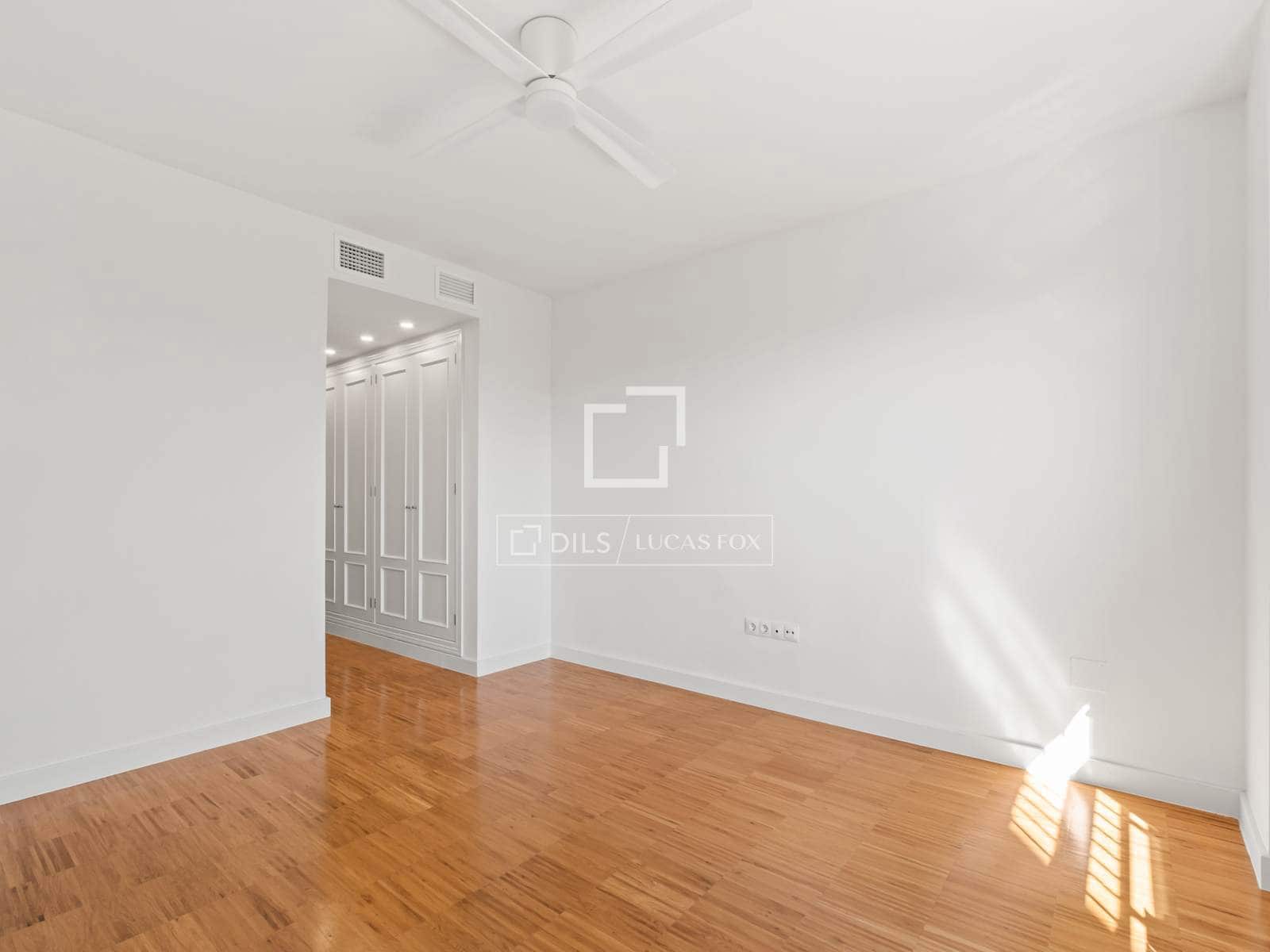 3 bedroom Apartment for sale in Alicante / Alacant city with pool garage - € 590,000 (Ref: 9699229)