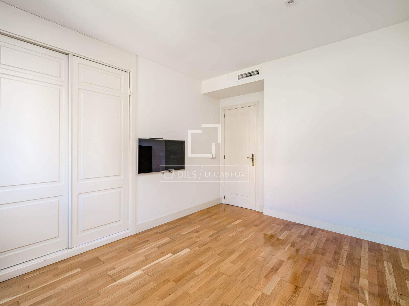 4 bedroom Apartment for sale in Madrid city with pool garage - € 1,089,000 (Ref: 9699677)