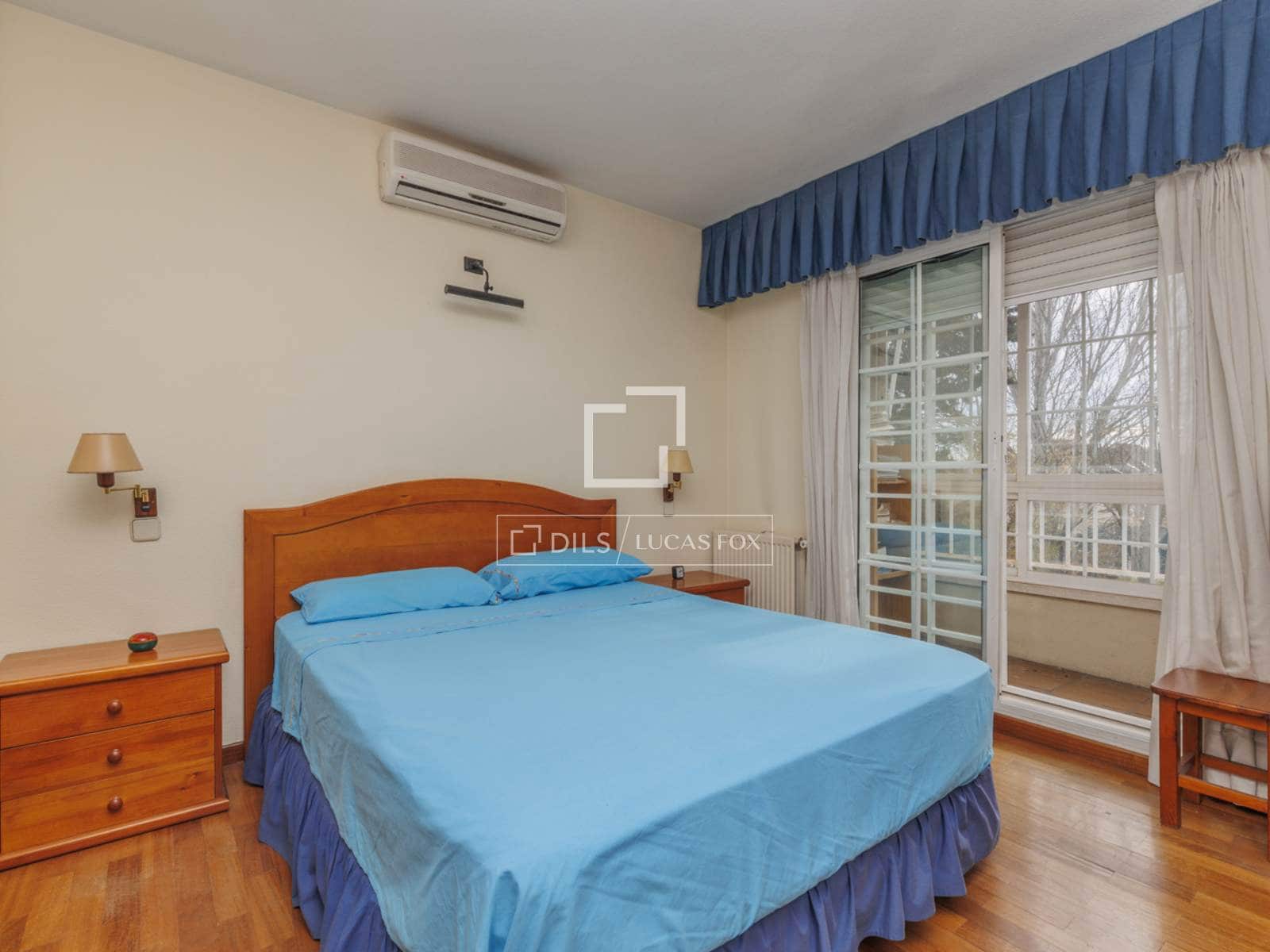 5 bedroom Villa for sale in Pozuelo de Alarcon with garage - € 1,275,000 (Ref: 9700063)