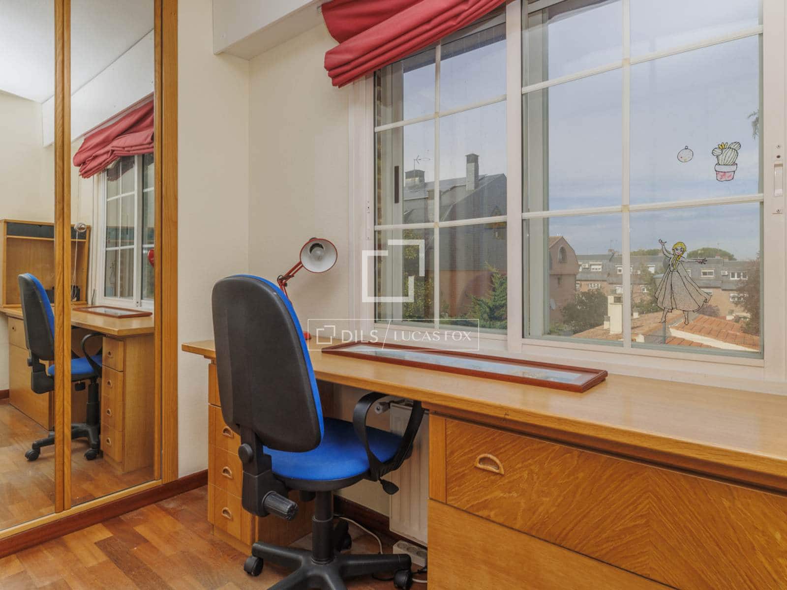 5 bedroom Villa for sale in Pozuelo de Alarcon with garage - € 1,275,000 (Ref: 9700063)