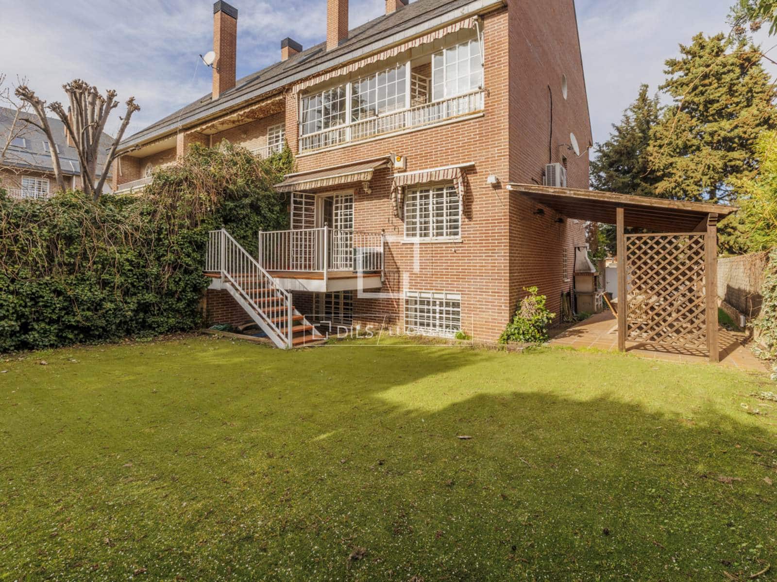 5 bedroom Villa for sale in Pozuelo de Alarcon with garage - € 1,275,000 (Ref: 9700063)