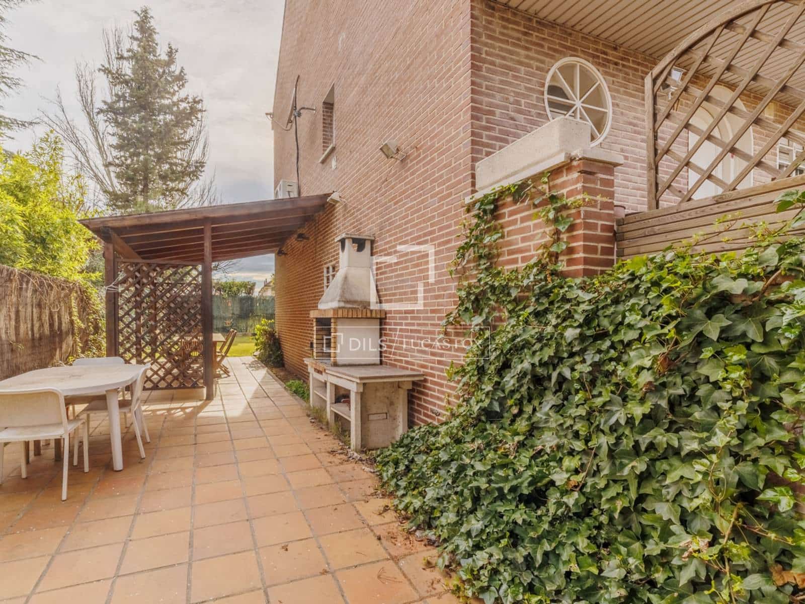 5 bedroom Villa for sale in Pozuelo de Alarcon with garage - € 1,275,000 (Ref: 9700063)