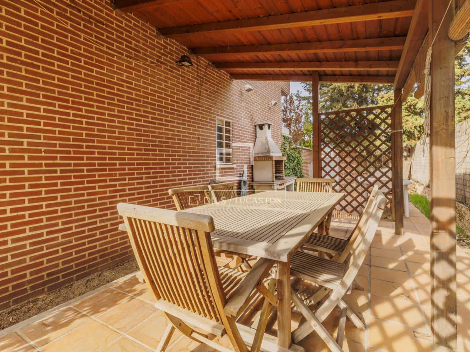 5 bedroom Villa for sale in Pozuelo de Alarcon with garage - € 1,275,000 (Ref: 9700063)