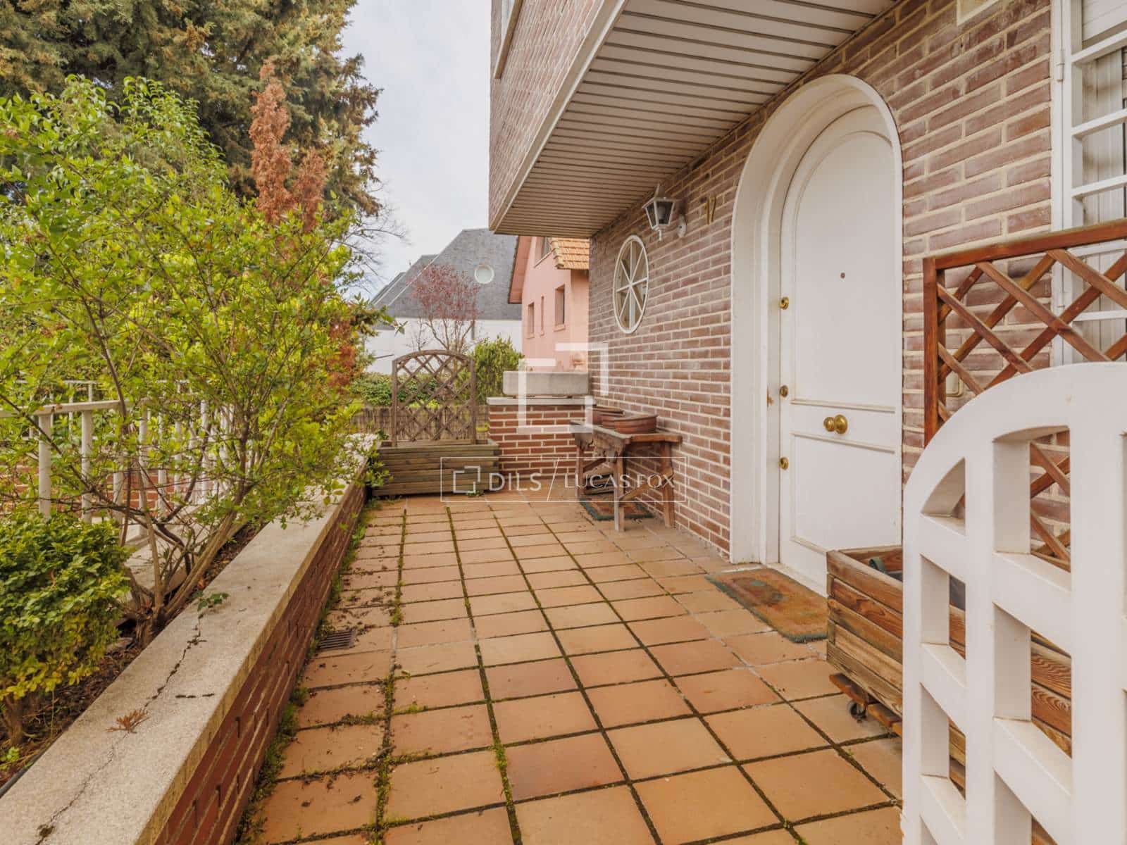 5 bedroom Villa for sale in Pozuelo de Alarcon with garage - € 1,275,000 (Ref: 9700063)