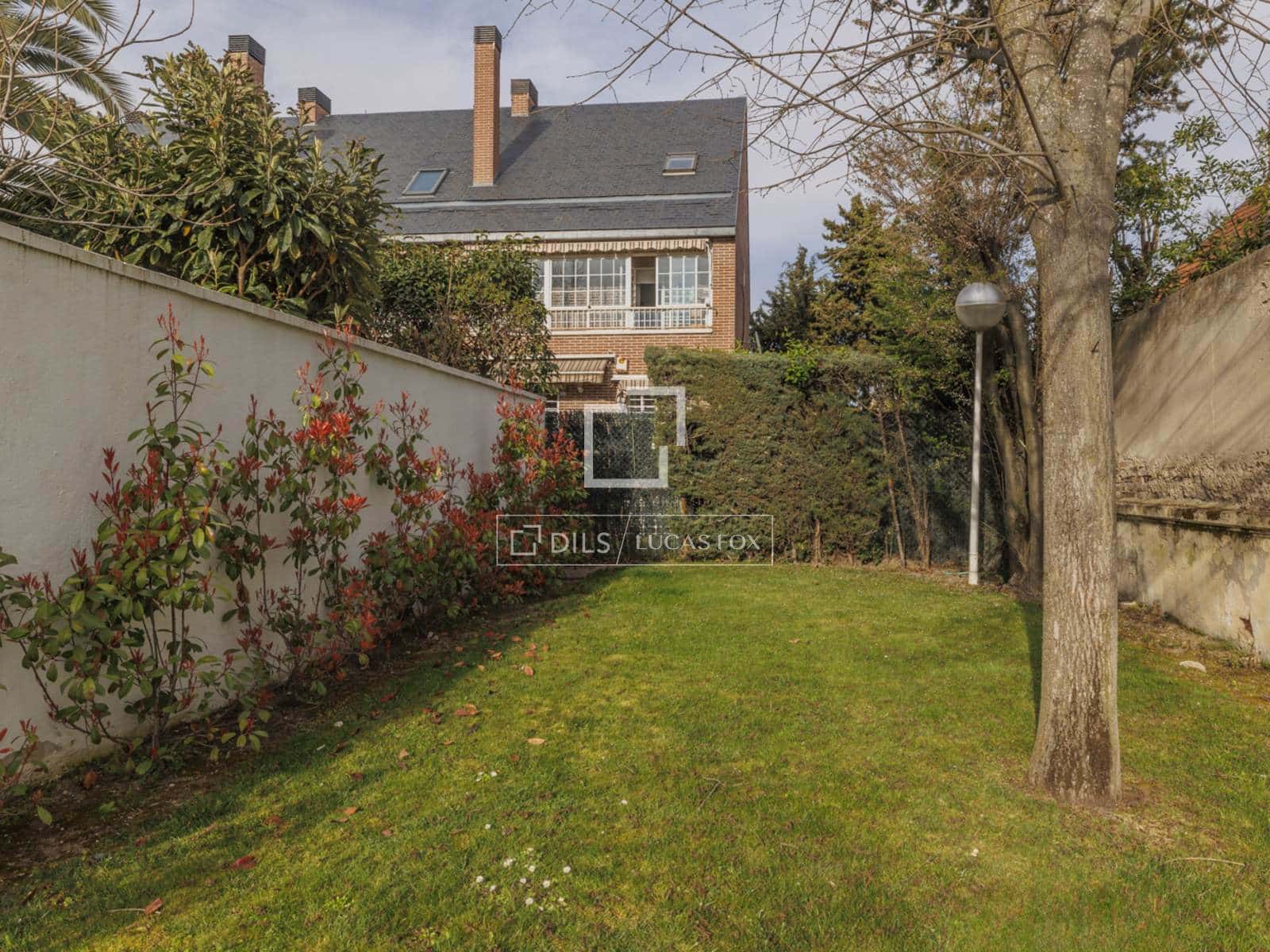 5 bedroom Villa for sale in Pozuelo de Alarcon with garage - € 1,275,000 (Ref: 9700063)