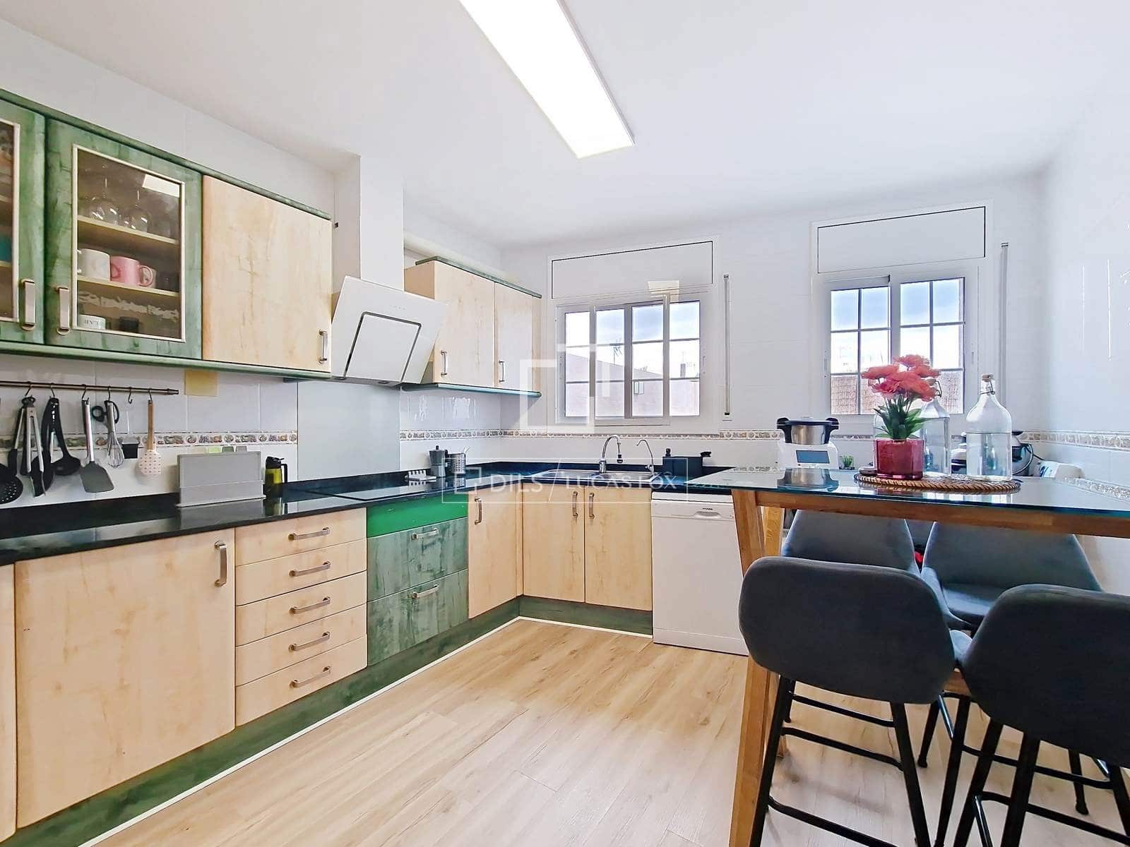 4 bedroom Villa for sale in Vilanova i la Geltru with garage - € 440,000 (Ref: 9700154)