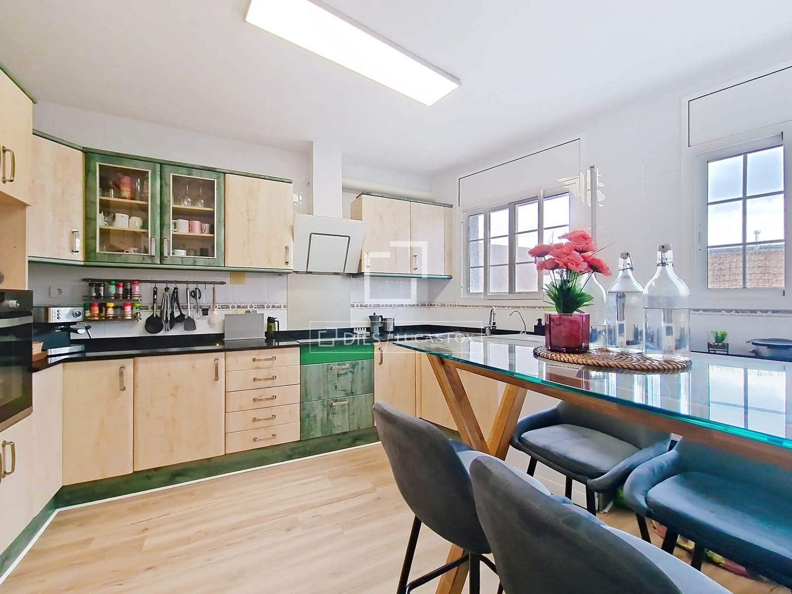 4 bedroom Villa for sale in Vilanova i la Geltru with garage - € 440,000 (Ref: 9700154)