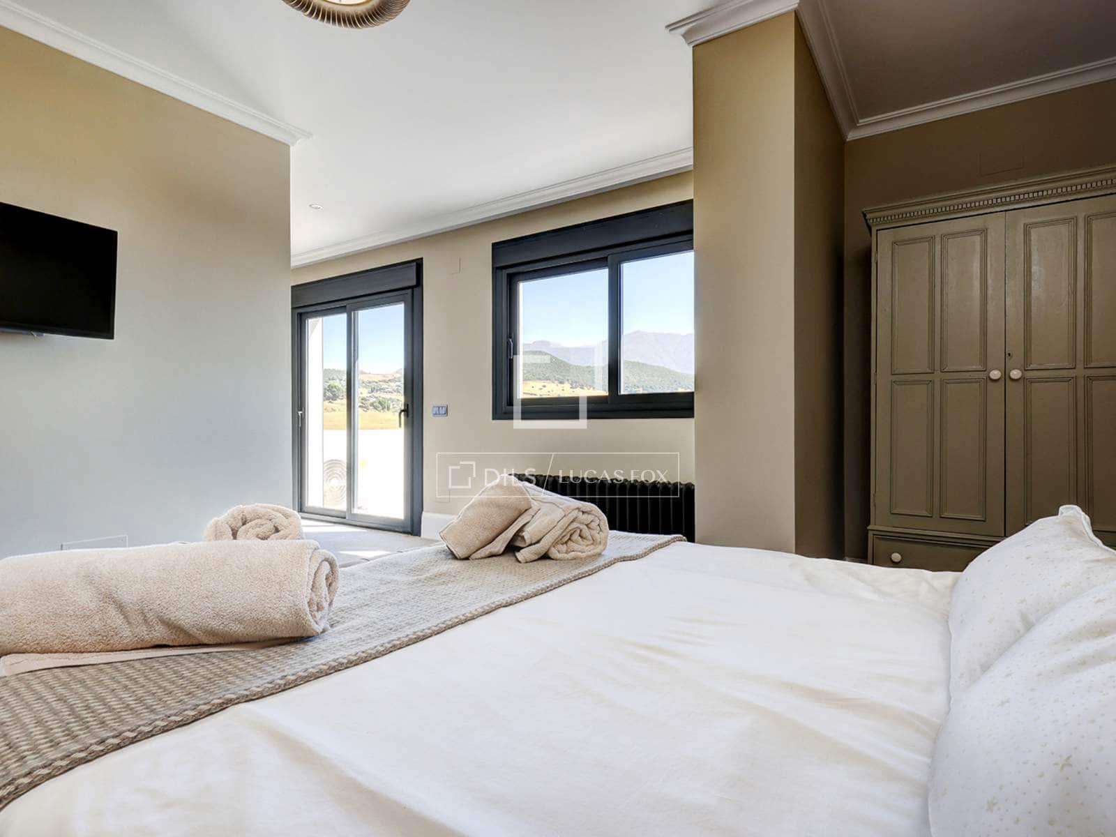 4 quarto Moradia para venda em Casares com piscina garagem - 2 250 000 € (Ref: 9707654)