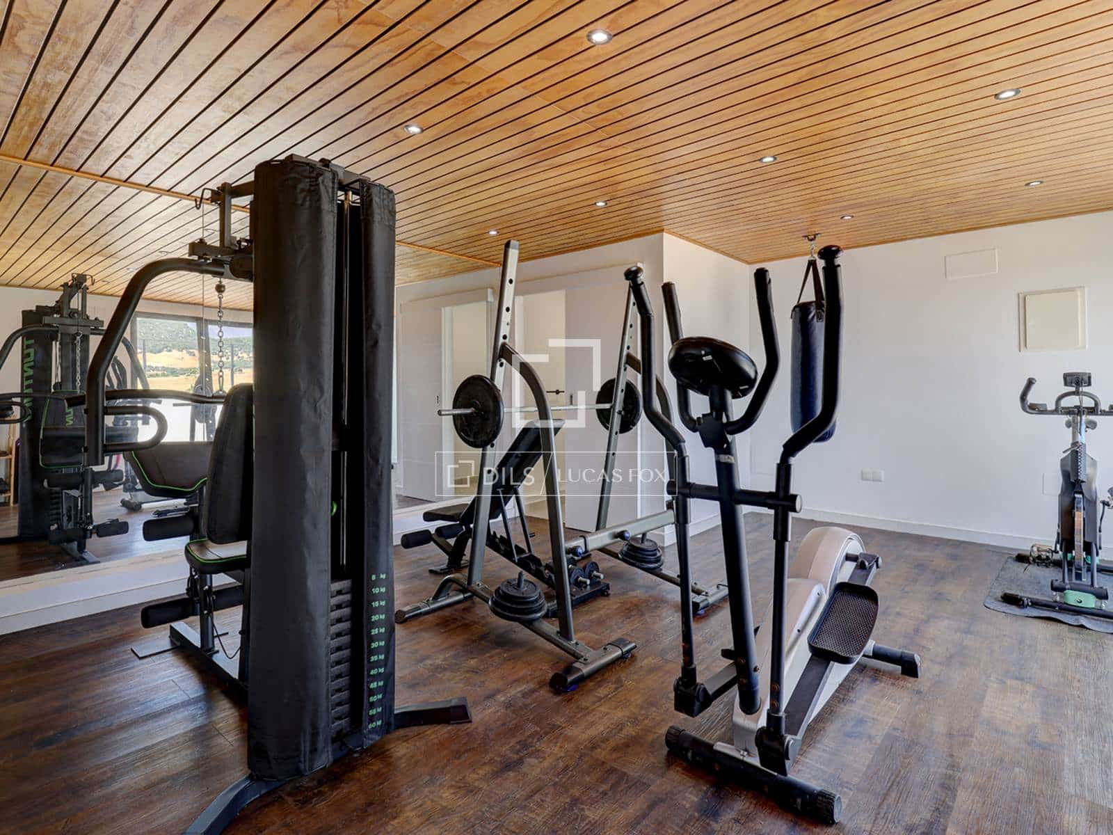 4 quarto Moradia para venda em Casares com piscina garagem - 2 250 000 € (Ref: 9707654)