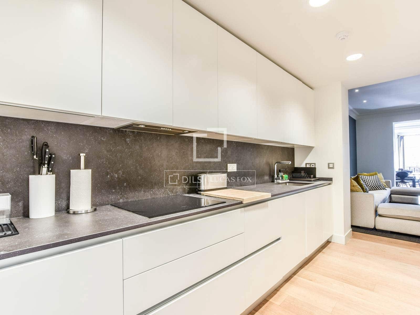 3 quarto Apartamento para arrendar em Madrid cidade - 8 800 € (Ref: 9709130)