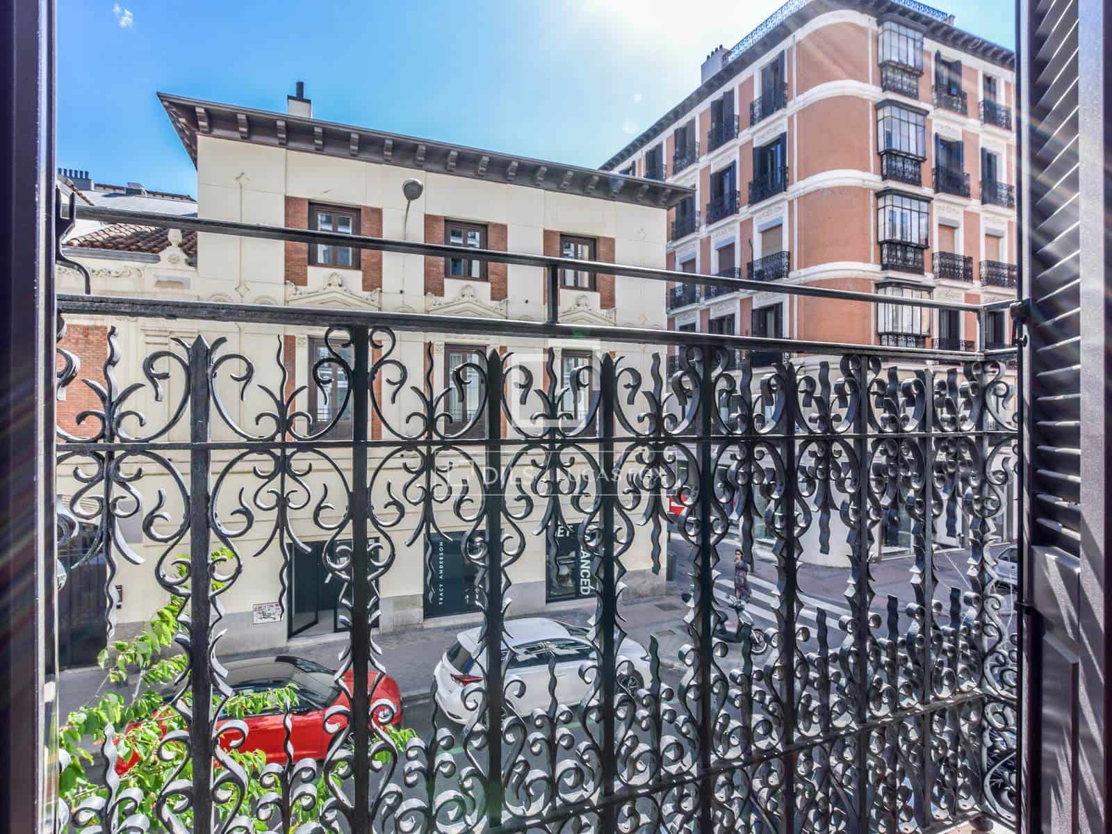 3 quarto Apartamento para arrendar em Madrid cidade - 8 800 € (Ref: 9709130)