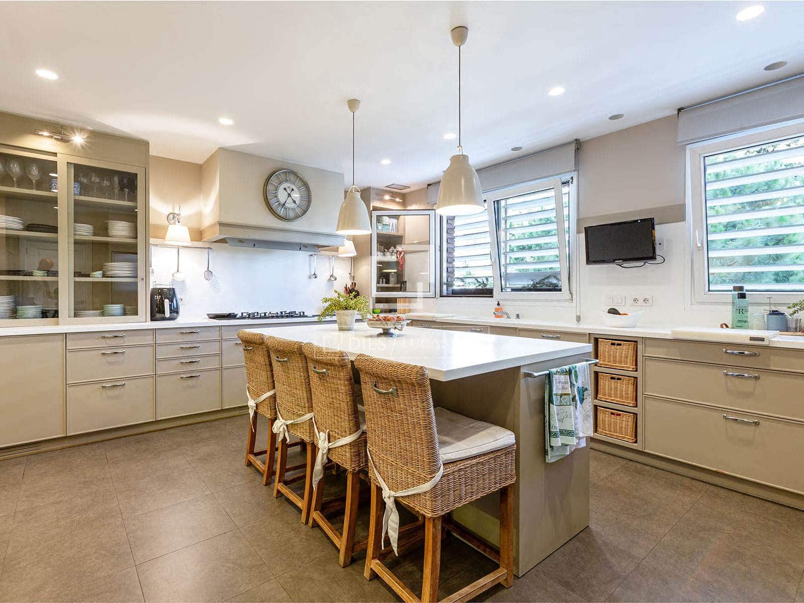 6 bedroom Apartment for sale in Barcelona city with garage - € 5,500,000 (Ref: 9714171)