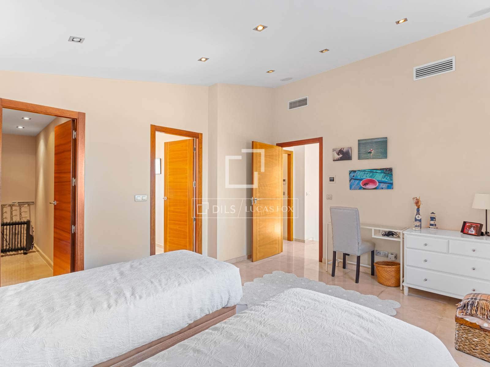 5 bedroom Villa for sale in Alicante / Alacant city with pool garage - € 1,490,000 (Ref: 9715425)