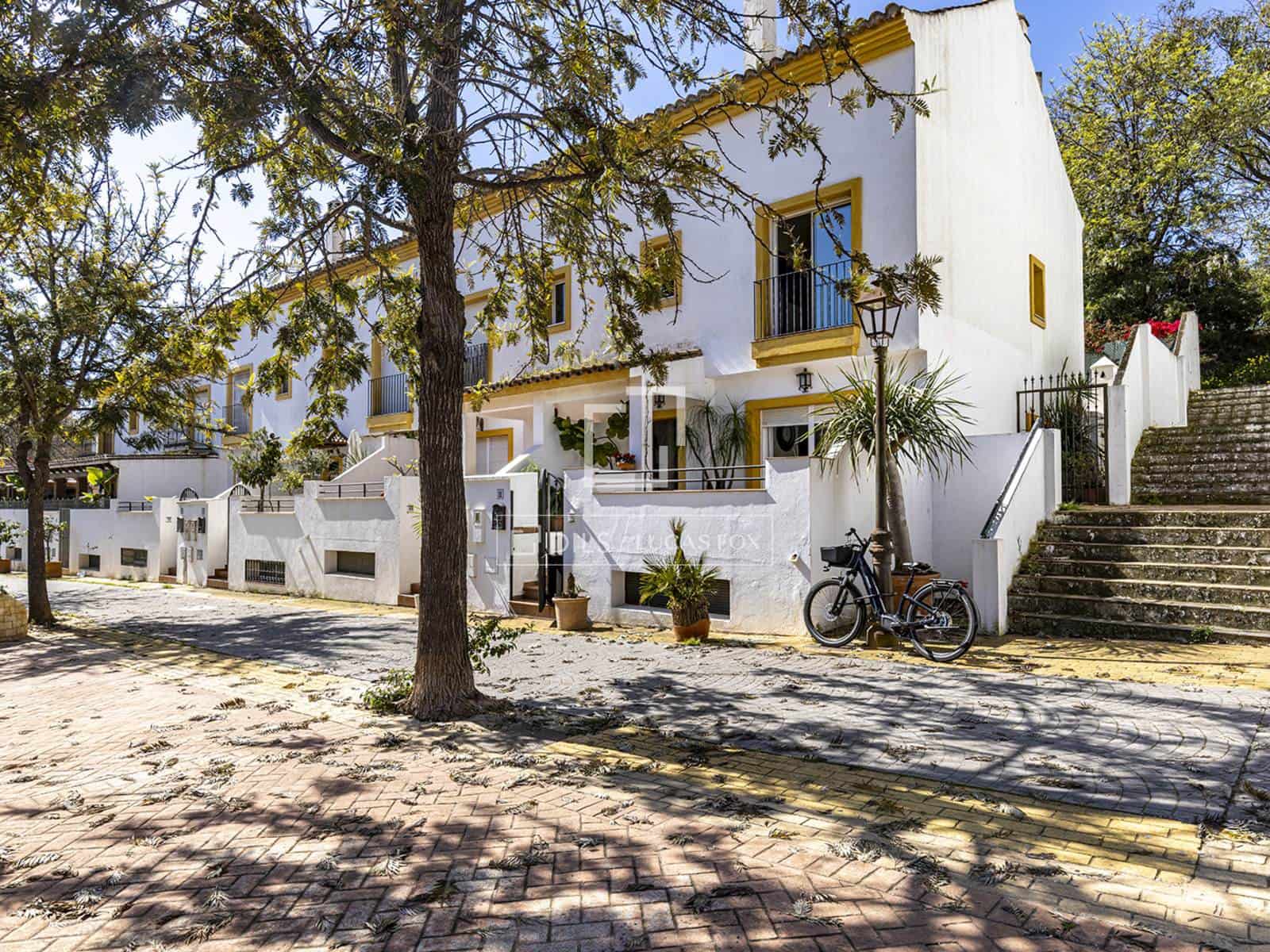 4 soveværelse Villa til salg i Estepona med garage - € 690.000 (Ref: 9716600)