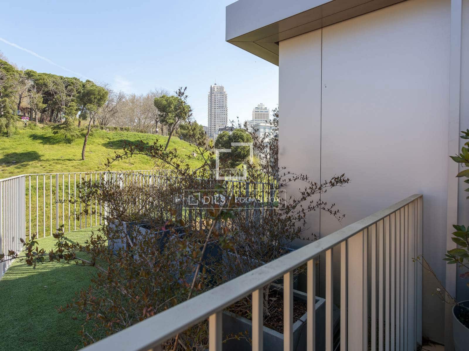 2 soveværelse Penthouse til leje i Madrid by med garage - € 4.500 (Ref: 9720428)