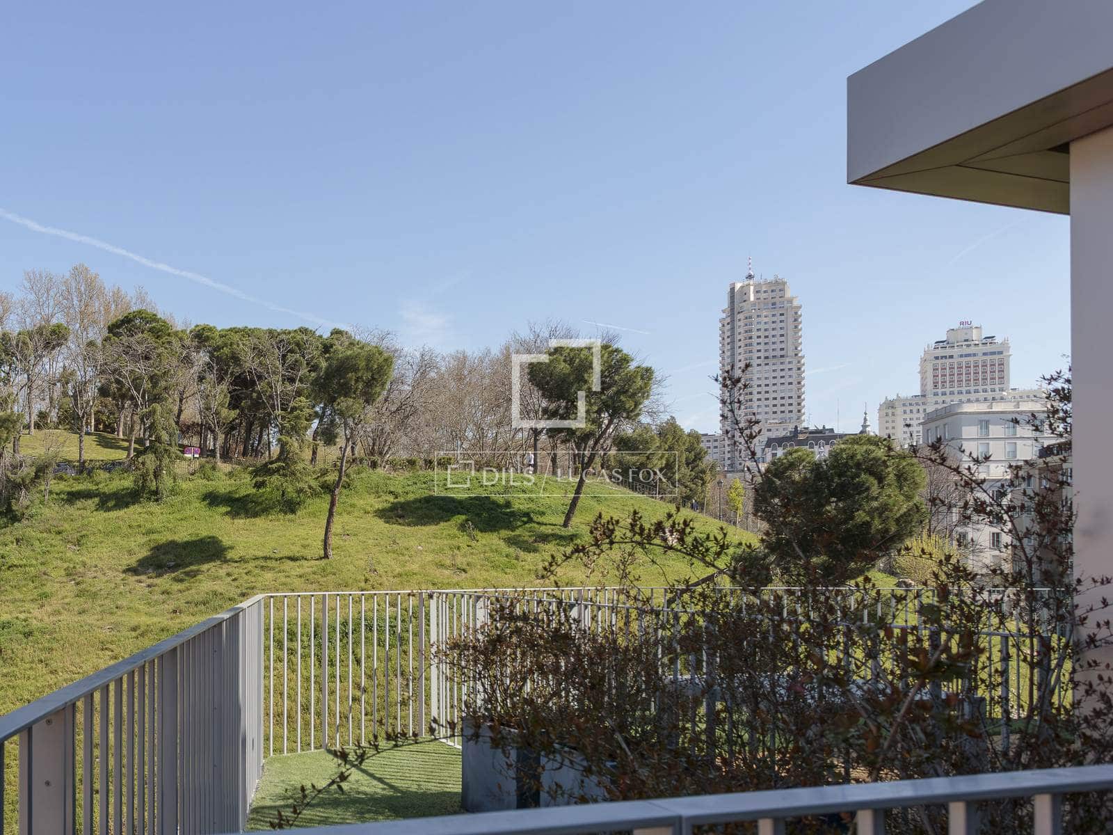 2 soveværelse Penthouse til leje i Madrid by med garage - € 4.500 (Ref: 9720428)