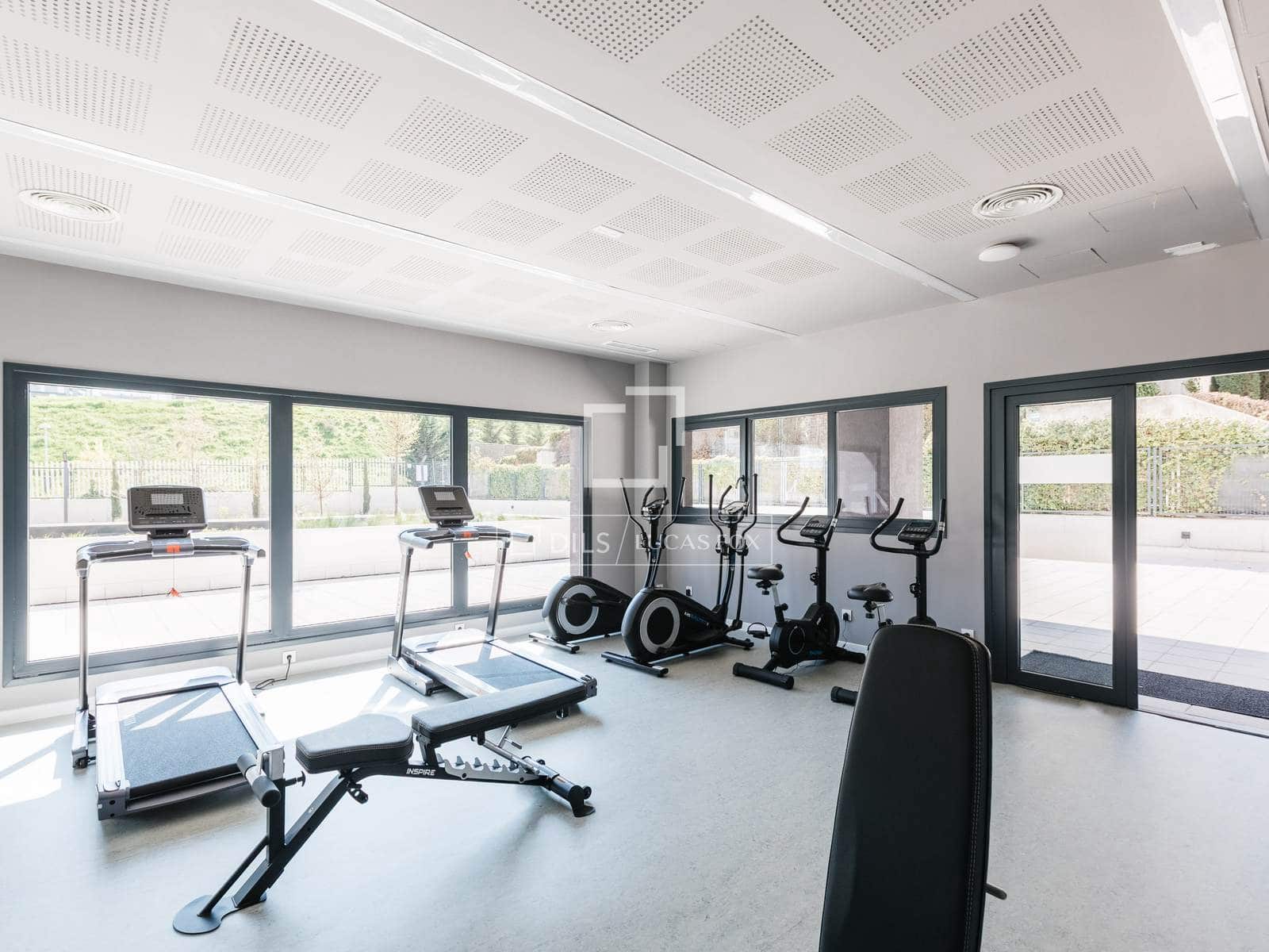 Appartement de 3 chambres à louer à Madrid ville avec piscine garage - 2 850 € (Ref: 9720546)