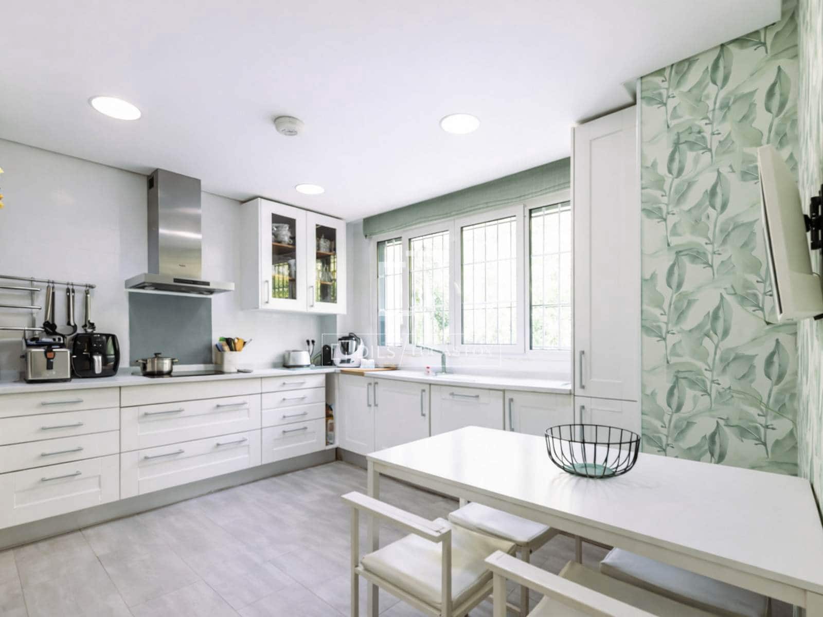 7 bedroom Villa for sale in Madrid city with pool garage - € 2,650,000 (Ref: 9723820)