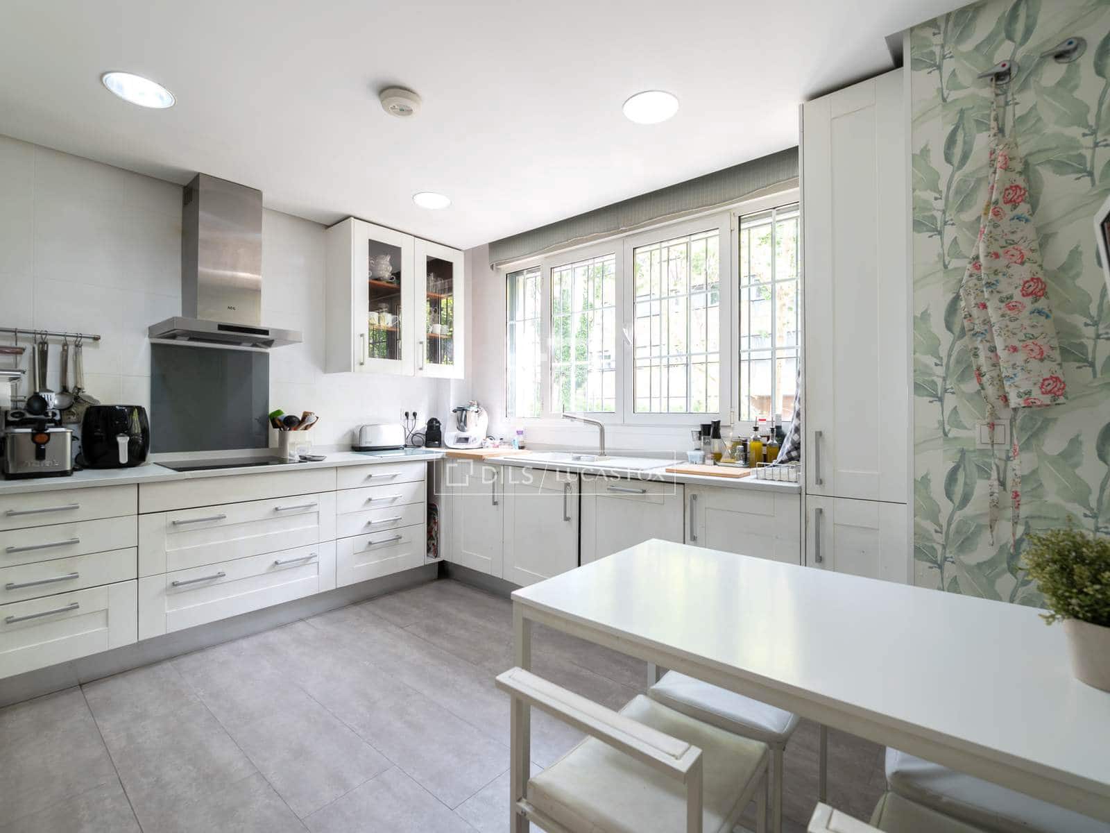 7 bedroom Villa for sale in Madrid city with pool garage - € 2,650,000 (Ref: 9723820)