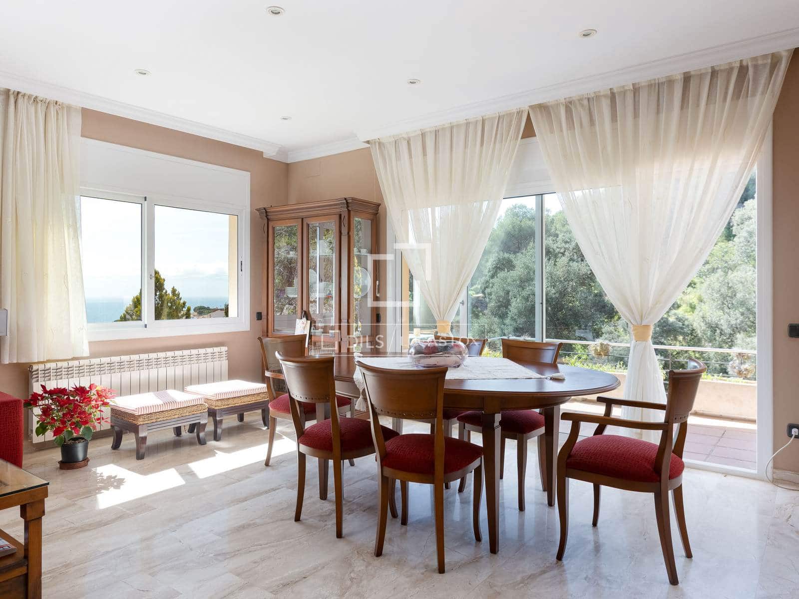 4 slaapkamer Villa te koop in Premia de Dalt met garage - € 850.000 (Ref: 9724962)