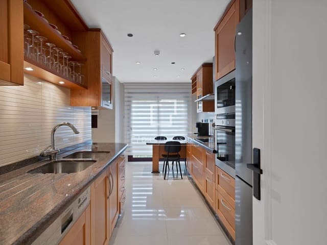 3 chambre Appartement à vendre à Puerto Banus, Marbella avec piscine garage - 1 550 000 € (Ref: 9725106)