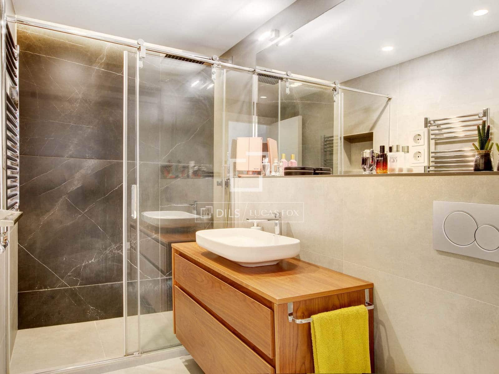 2 bedroom Apartment for sale in Sant Joan Despi with pool garage - € 600,000 (Ref: 9730896)