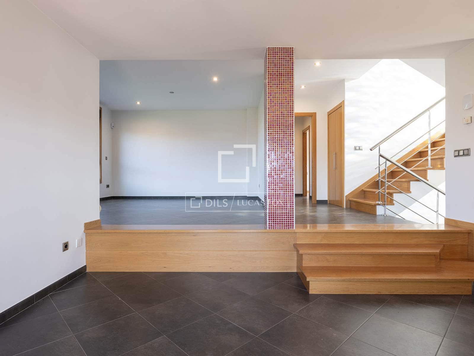 3 bedroom Villa for sale in Vigo with garage - € 690,000 (Ref: 9733374)