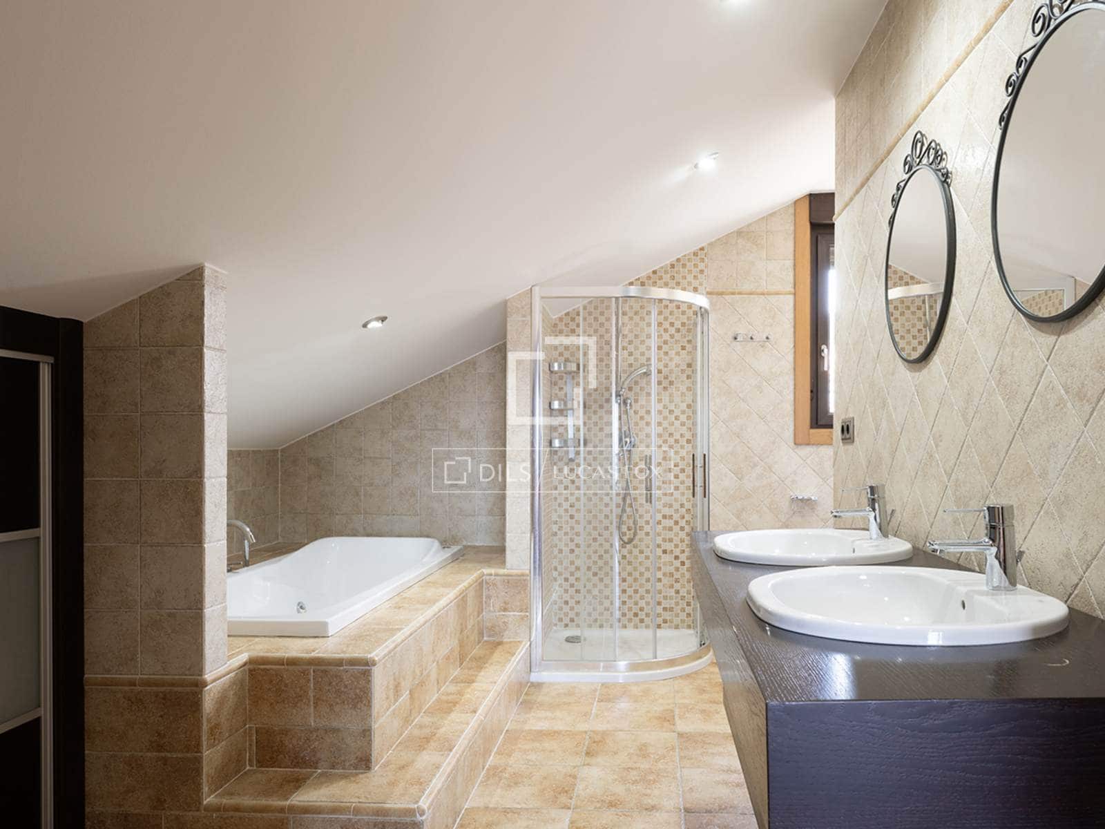 3 bedroom Villa for sale in Vigo with garage - € 690,000 (Ref: 9733374)