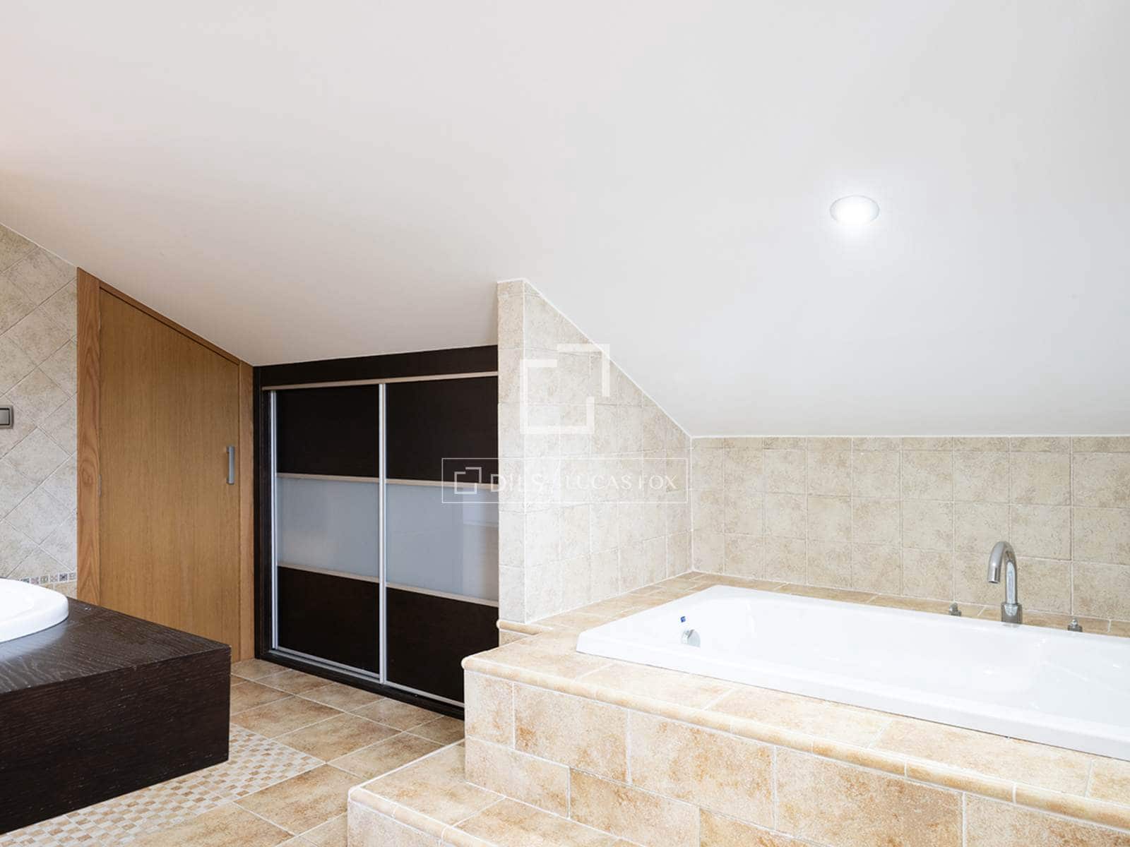 3 bedroom Villa for sale in Vigo with garage - € 690,000 (Ref: 9733374)