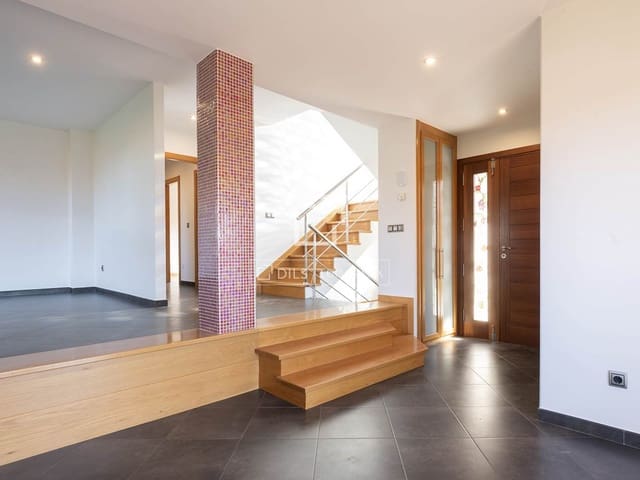 3 bedroom Villa for sale in Vigo with garage - € 690,000 (Ref: 9733374)