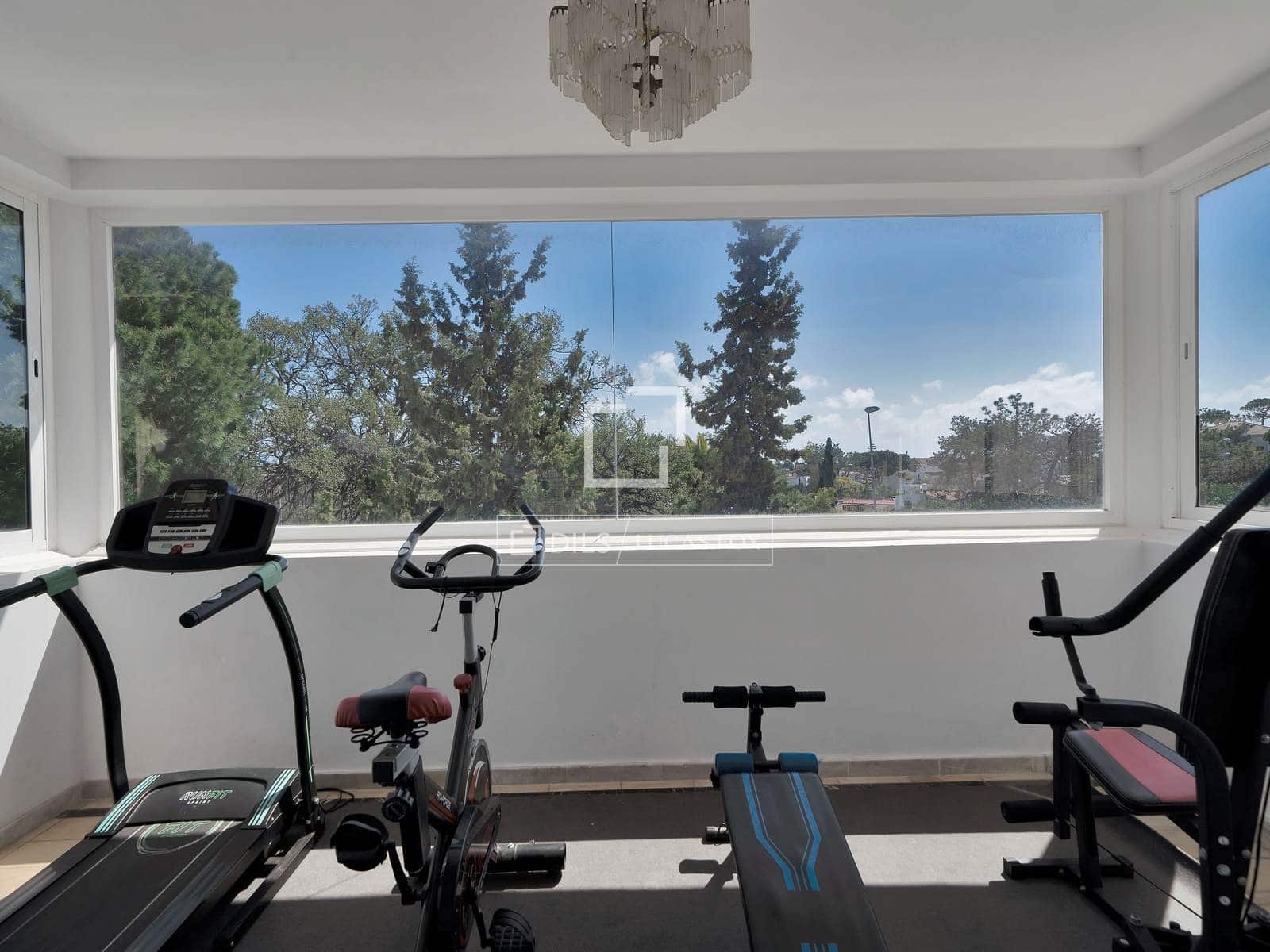 10 soveværelse Villa til salg i Marbella med swimmingpool garage - € 2.150.000 (Ref: 9733877)