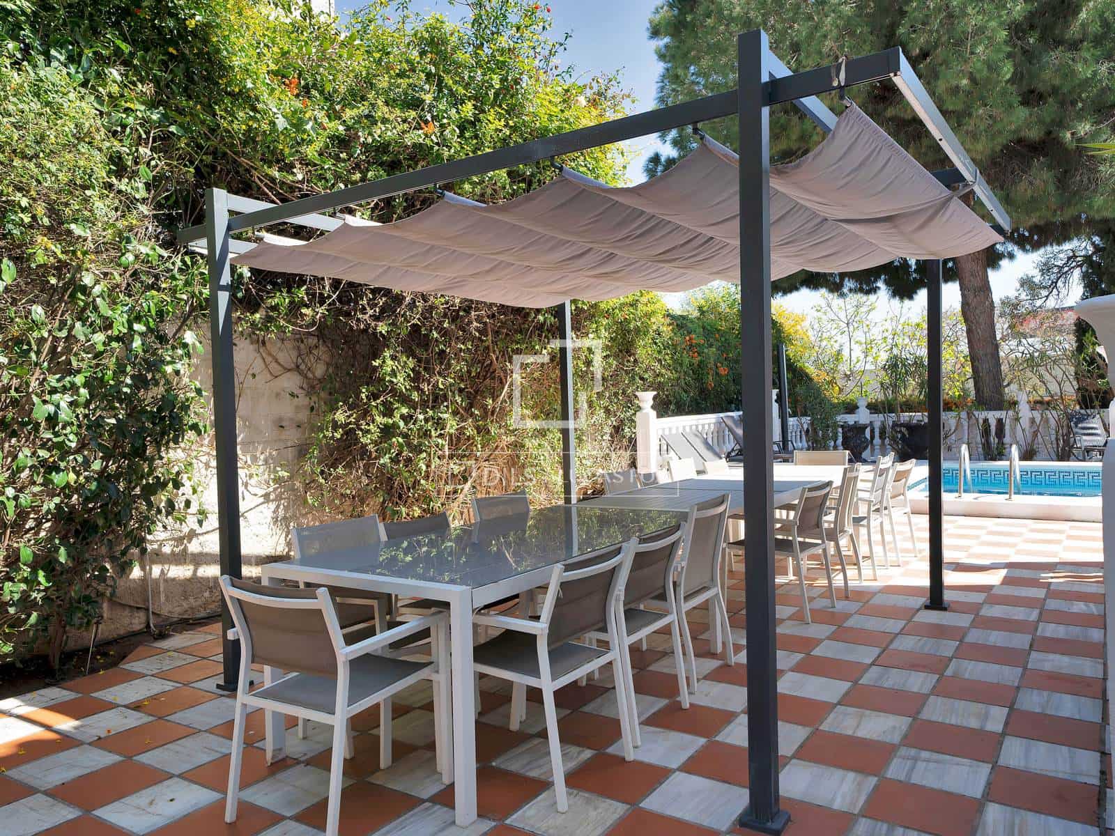 10 soveværelse Villa til salg i Marbella med swimmingpool garage - € 2.150.000 (Ref: 9733877)